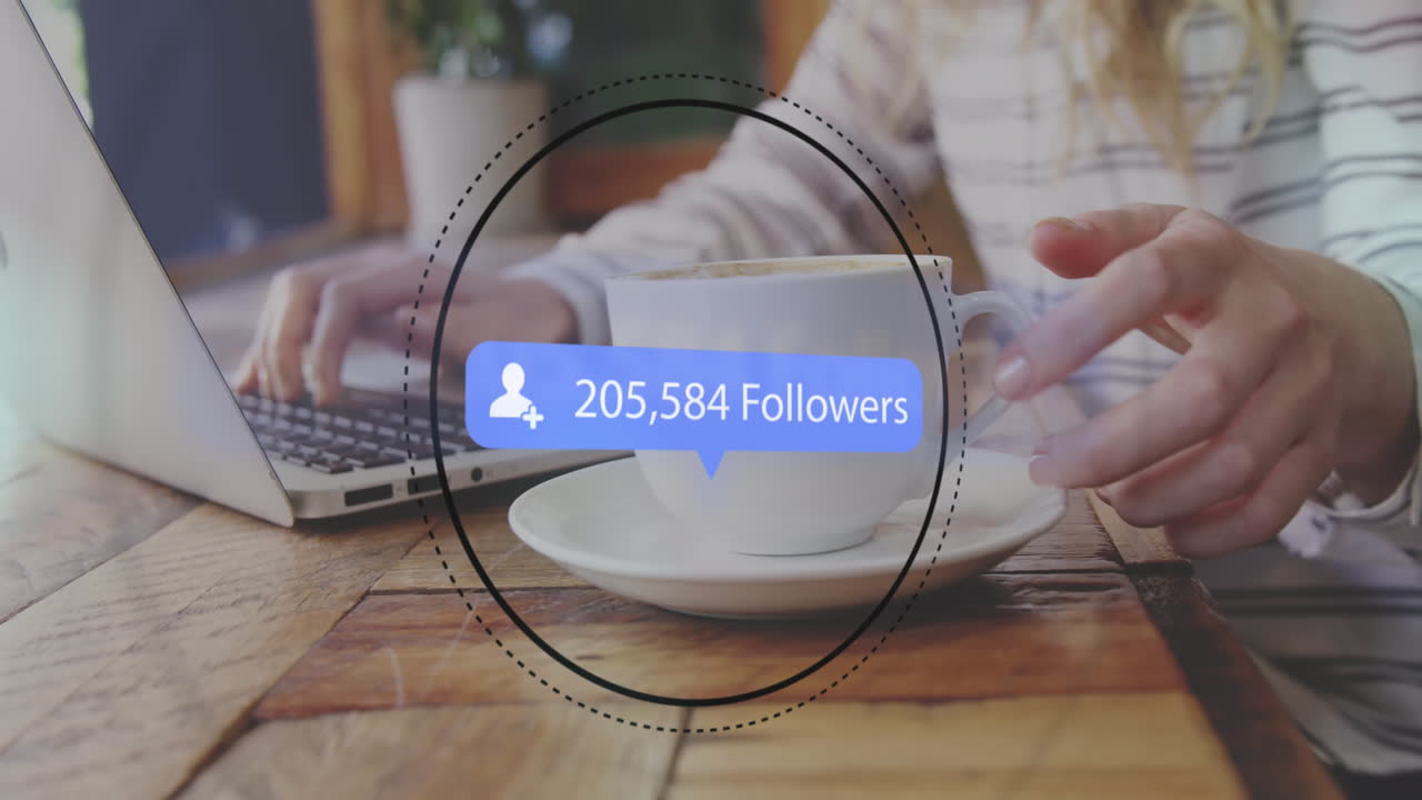 animación del icono del perfil con seguidores crecientes en la sección media de la mujer usando la computadora portátil en un café.