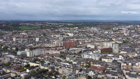 vista aérea urbana de los edificios de le mans en el barrio de la liberación de nord-gare, francia