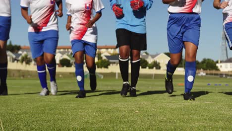 equipo de fútbol femenino corriendo alineado en el campo de fútbol. 4k