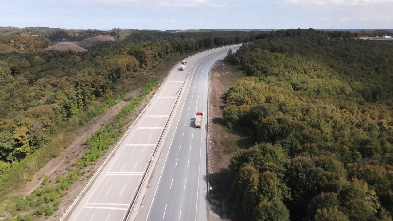 Vista Aérea del Tráfico en Autopista en Ambas Direcciones