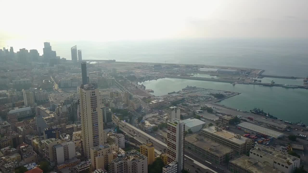 vista de un avión no tripulado que asciende a beirut