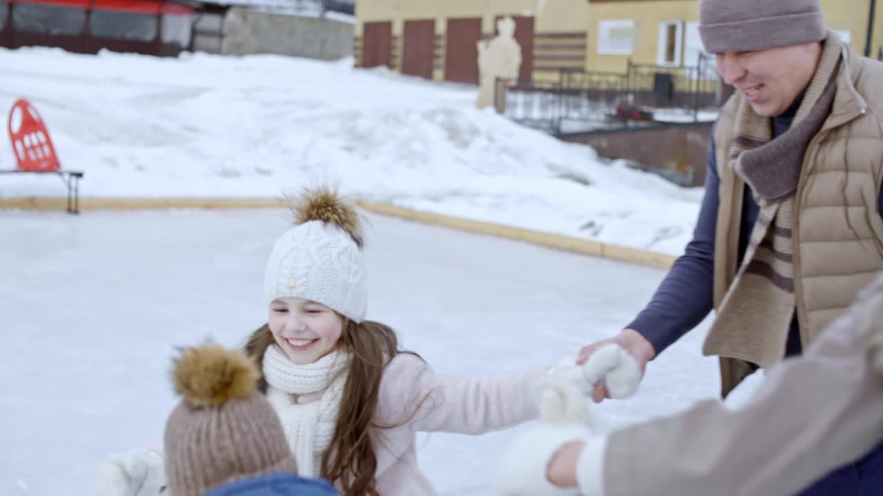 familia feliz divirtiéndose en la pista de hielo