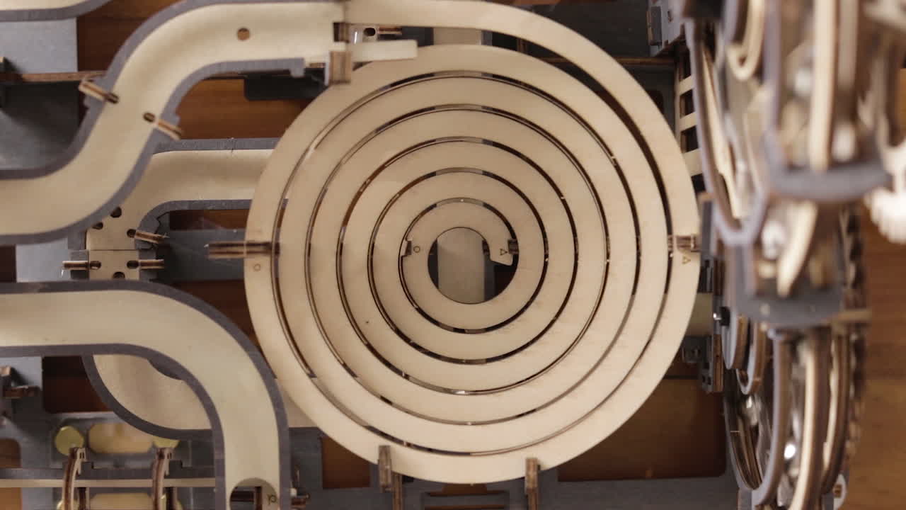 canicas de plata a través de tubos abiertos en espiral -cerrar