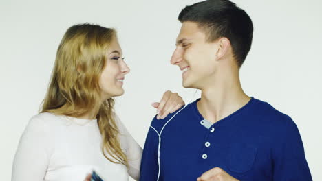pareja joven escuchando música en auriculares y lúpulo video hd