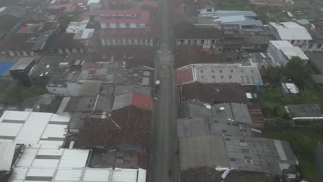 Volando-Sobre-La-Ciudad-De-Filandia-En-El-Departamento-De-Quindío-En-La-Cordillera-De-Los-Andes-En-Colombia-En-Un-Día-Brumoso