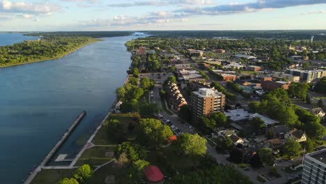 vista aérea del centro de wyandotte, michigan, a lo largo del río detroit, al sur de detroit, estados unidos