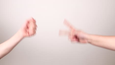 dos manos haciendo el juego piedra papel tijera