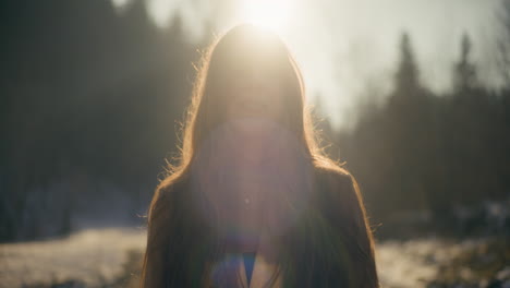 Retrato-De-Mujer-Contemplativa-Al-Aire-Libre