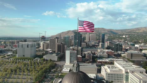 Impresionante-Toma-De-La-Bandera-De-Los-Estados-Unidos-En-La-Parte-Superior-Del-Edificio-En-Salt-Lake-City,-Utah