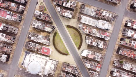 vista aérea de arriba hacia abajo del cementerio