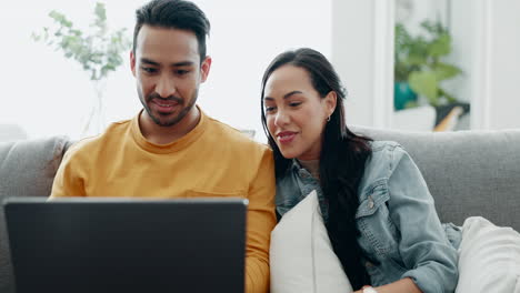 pareja feliz, portátil y relajarse en casa por el amor
