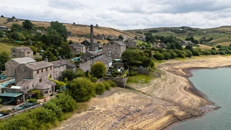 Luftaufnahmen-Eines-Ländlichen-Industriedorfes-In-Yorkshire-Mit-Altem-Mühlenkamin