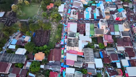 4K-Drohnenaufnahmen-Aus-Der-Luft-Von-Den-Dächern-Der-Stadt-Phimai-Auf-Dem-Land-In-Thailand