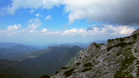 Dieses-Luftvideo-Zeigt-Die-Kamnik-savinja-alpen-In-Slowenien