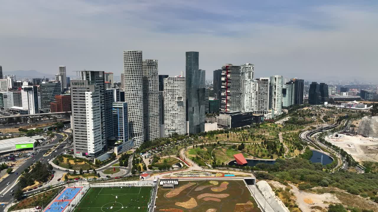 drone disparado desde un rascacielos en el parque la mexicana en la soleada santa fe, méxico
