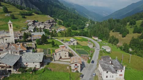 Pueblo-Alpino-Del-Drone,-Alpes-Cotianos,-Cuneo,-Piamonte,-Italia