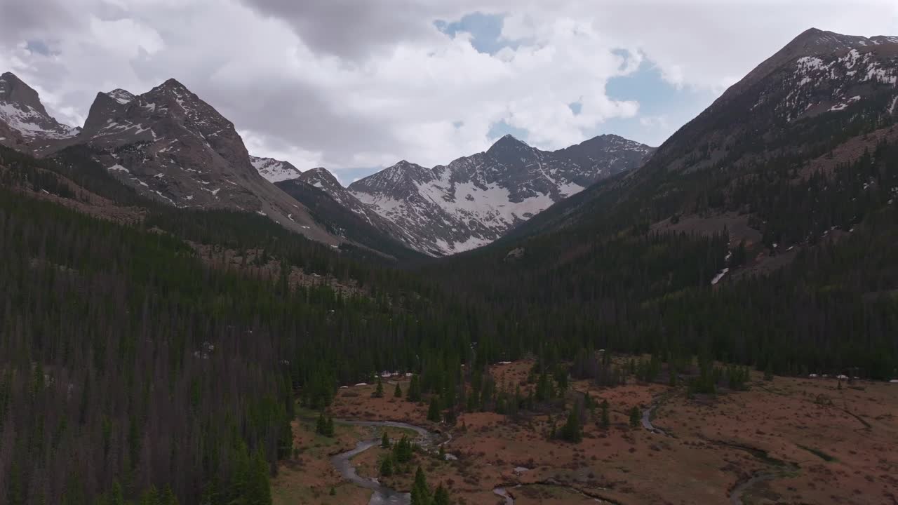Thung lũng Sông Huerfano Đỉnh Blanca Núi Mount Lindsey Đường mòn Hồ Lily Dãy núi Sangre de Cristo Colorado trên không bằng máy bay không người lái mùa xuân Mùa hè Rừng San Isabel Núi Iron Nip ple Dãy Rocky những đám mây xám quét ngang lên trên