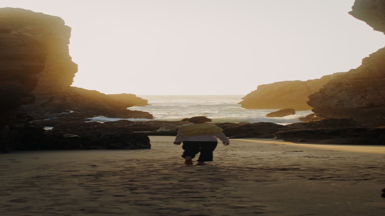 해가 지는 해변에서 는 여자