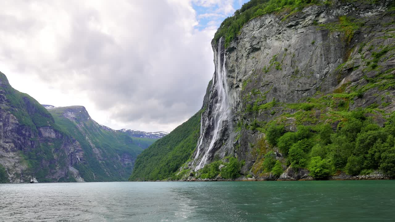 o fiorde de geiranger, a cachoeira das sete irmãs, a bela natureza, a paisagem natural da noruega.