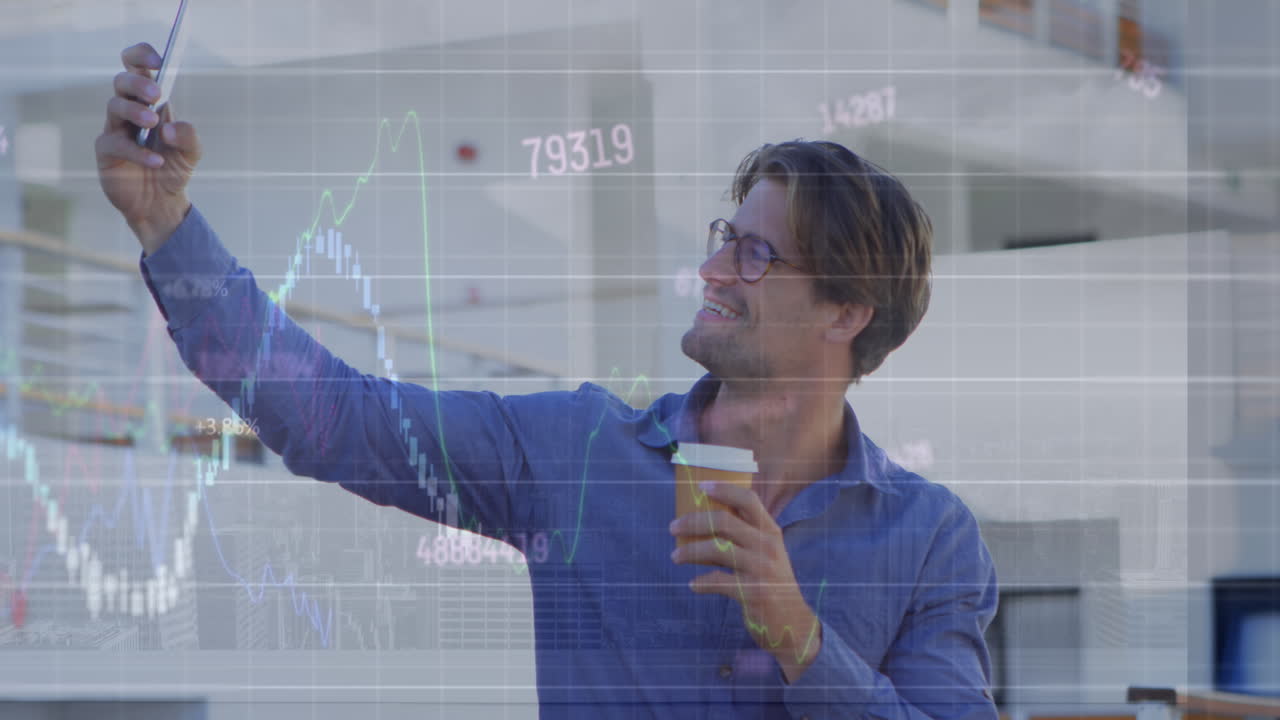 animación de gráficos, números cambiantes, hombre caucásico sosteniendo una taza de café y tomando selfies en el teléfono