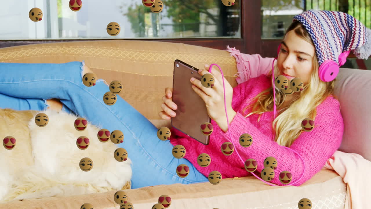 iconos de emoji moviéndose contra la mujer usando una tableta digital