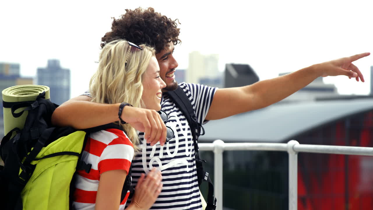 una pareja de dos hipsters de visita