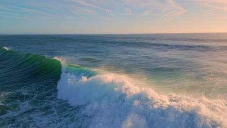 las olas del océano atlántico chocando contra la costa en un día soleado. el mar salvaje olas tormentosas salpicando