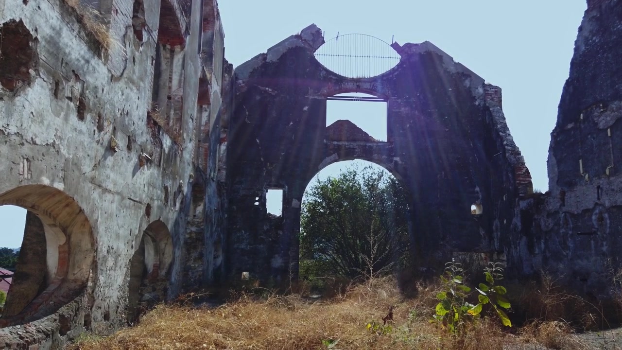 Sluneční paprsky pronikají zchátralou stavbou budovy Hacienda de Coahuixtla, obklopenou přerostlou vegetací, Mexiko. Ideální pro projekty o úpadku měst nebo historickém průzkumu.