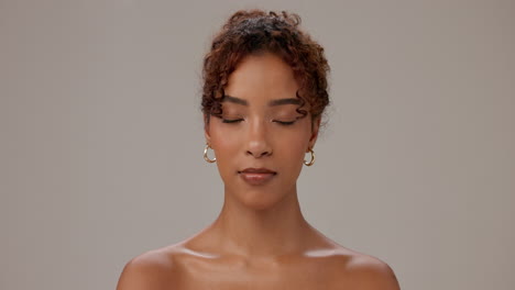 una mujer hermosa con el cabello rizado.
