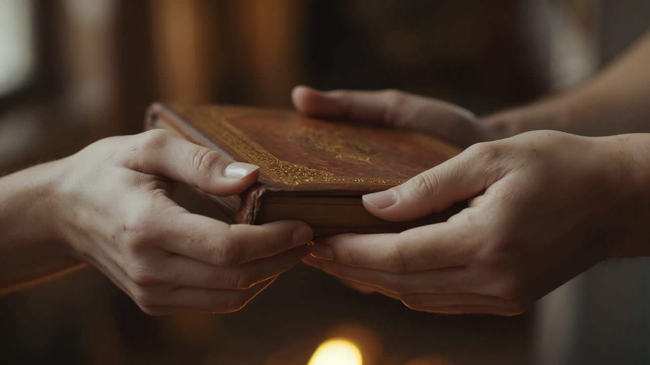 Rencontre de deux paires de mains tenant un livre relié en cuir à la lueur d’une bougie, stabilisant le dos avec un doigt
