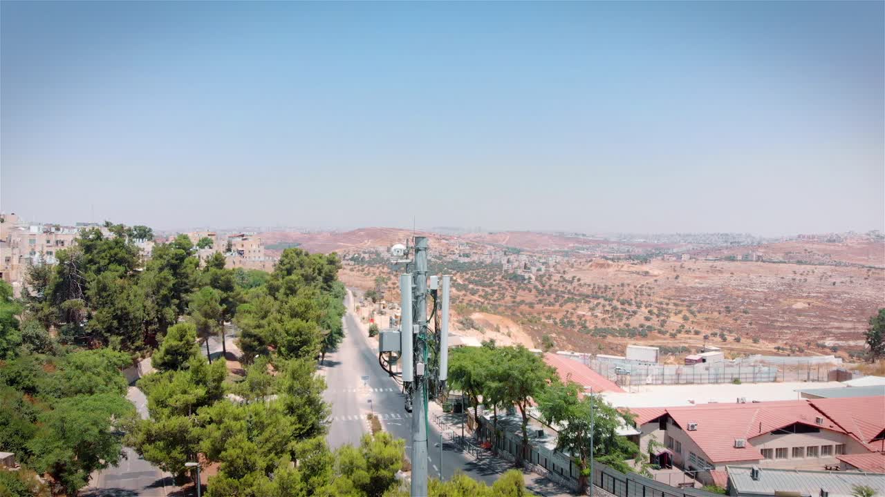 vista del paisaje urbano con torre de comunicación