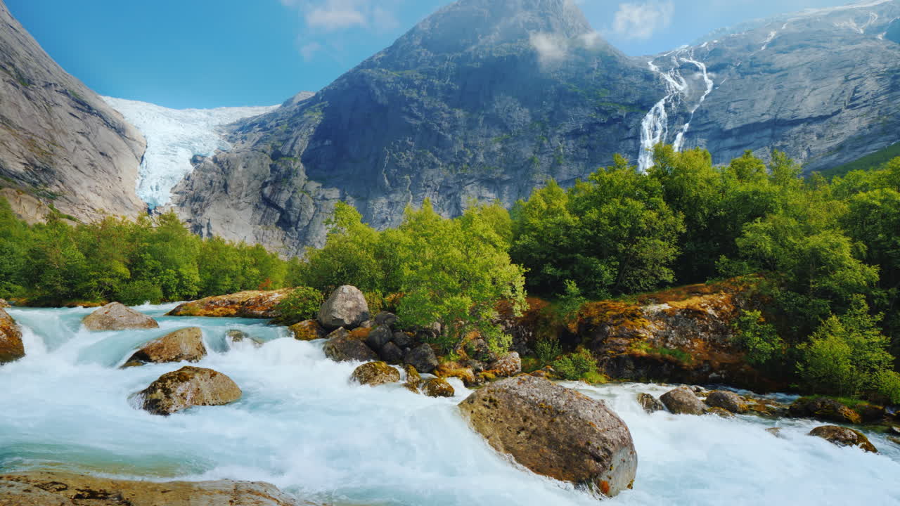 Ön planda bir dağ nehri olan Briksdal Buzulu. Norveç'in muhteşem doğası. 4K 10 Bit Video.