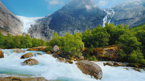 briksdal-gletsjer met een bergrivier op de voorgrond de verbazingwekkende natuur van noorwegen 4k 10 bit vide