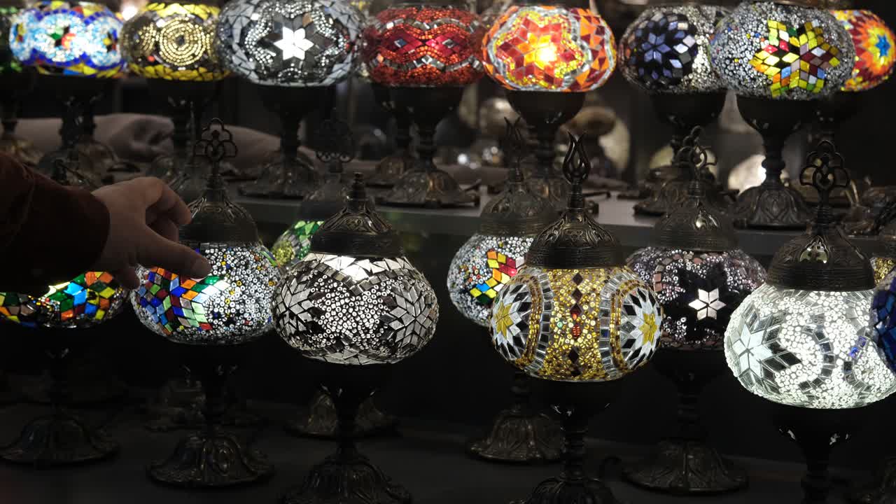 십대가 가을의 숲을 달리고 있습니다.