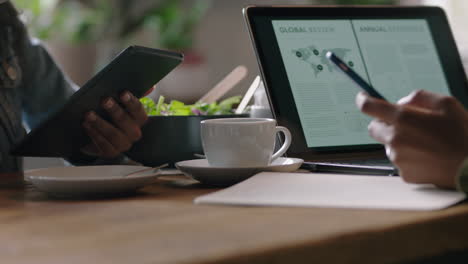 mujer de negocios manos escribiendo ideas de lluvia de ideas haciendo notas en un libro empresario usando un teléfono inteligente navegando en línea haciendo investigación trabajando en un café relajado bebiendo café
