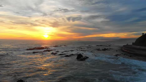 Dramatischer-Sonnenuntergang-Entlang-Einer-Zerklüfteten-Küste
