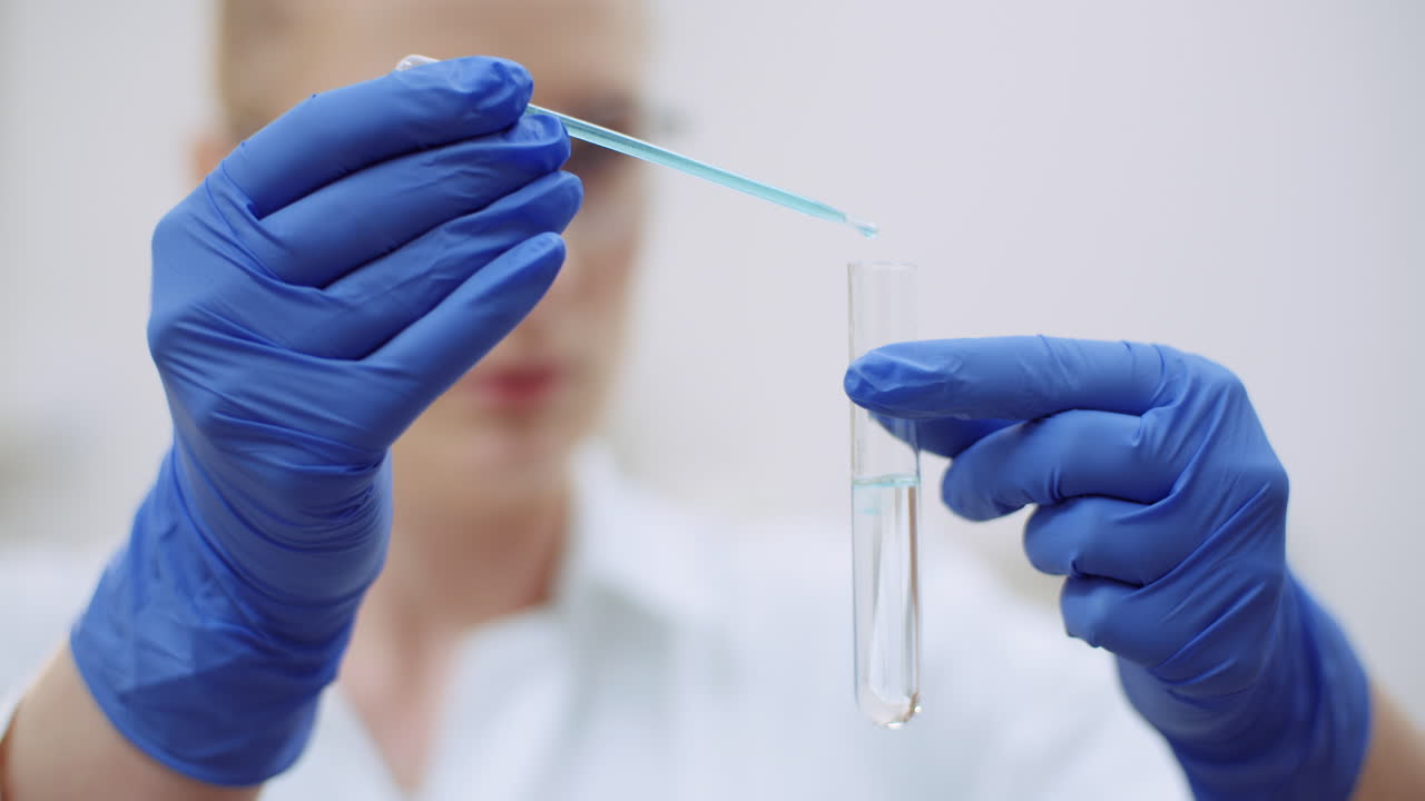 mujer científica en busca de una cura para el coronavirus 2