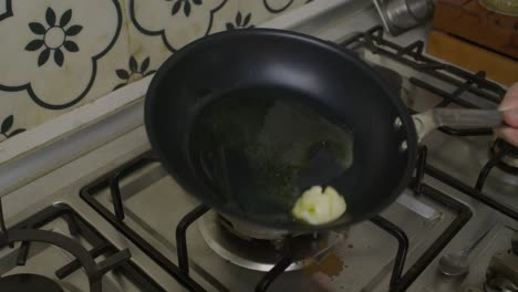 derretir la mantequilla dentro de la sartén en una estufa de gas caliente