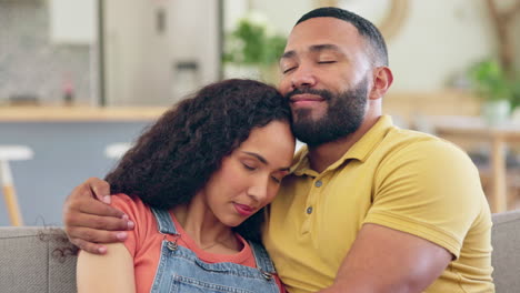 relajarse, abrazarse y pareja en un sofá con amor