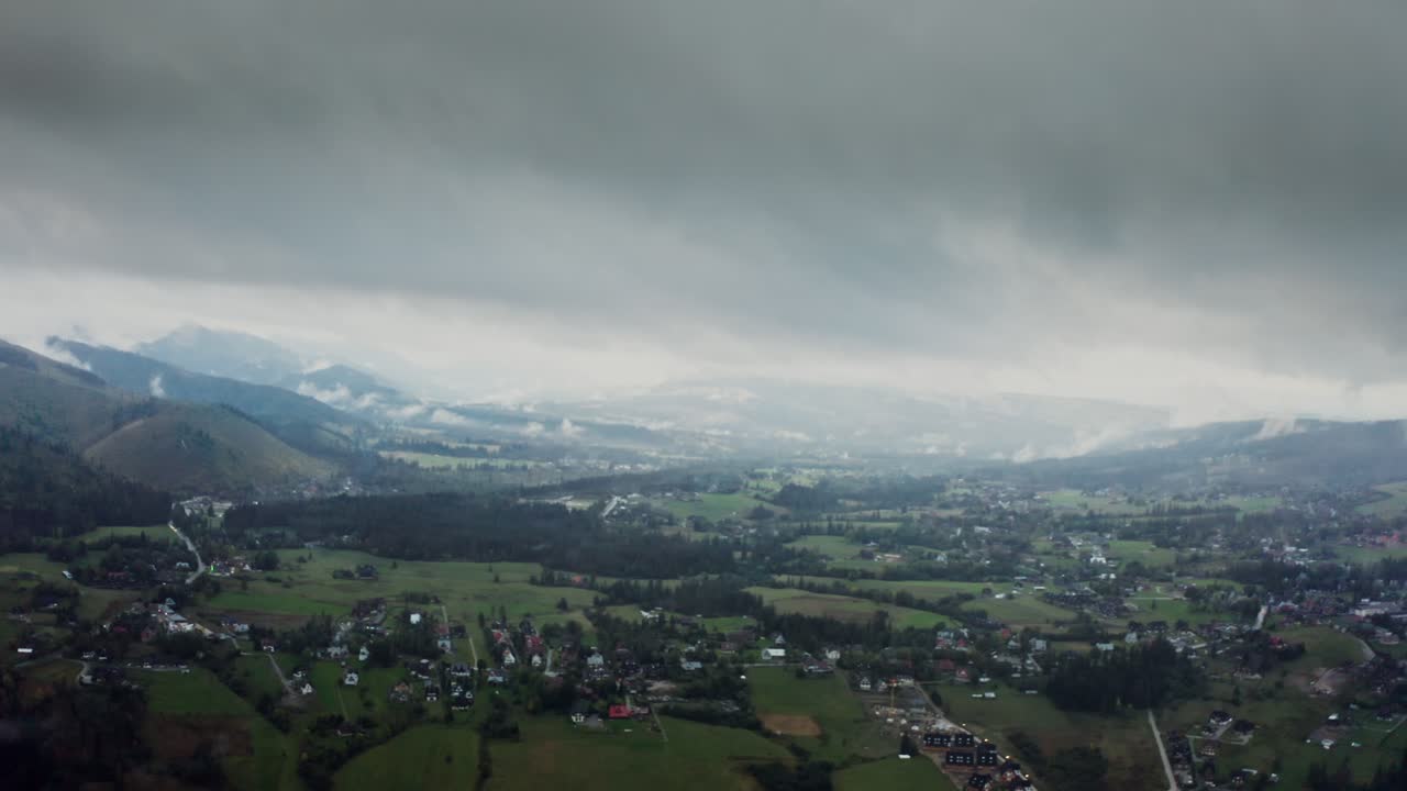 구름 인 하늘 을 가진 산 계곡 풍경