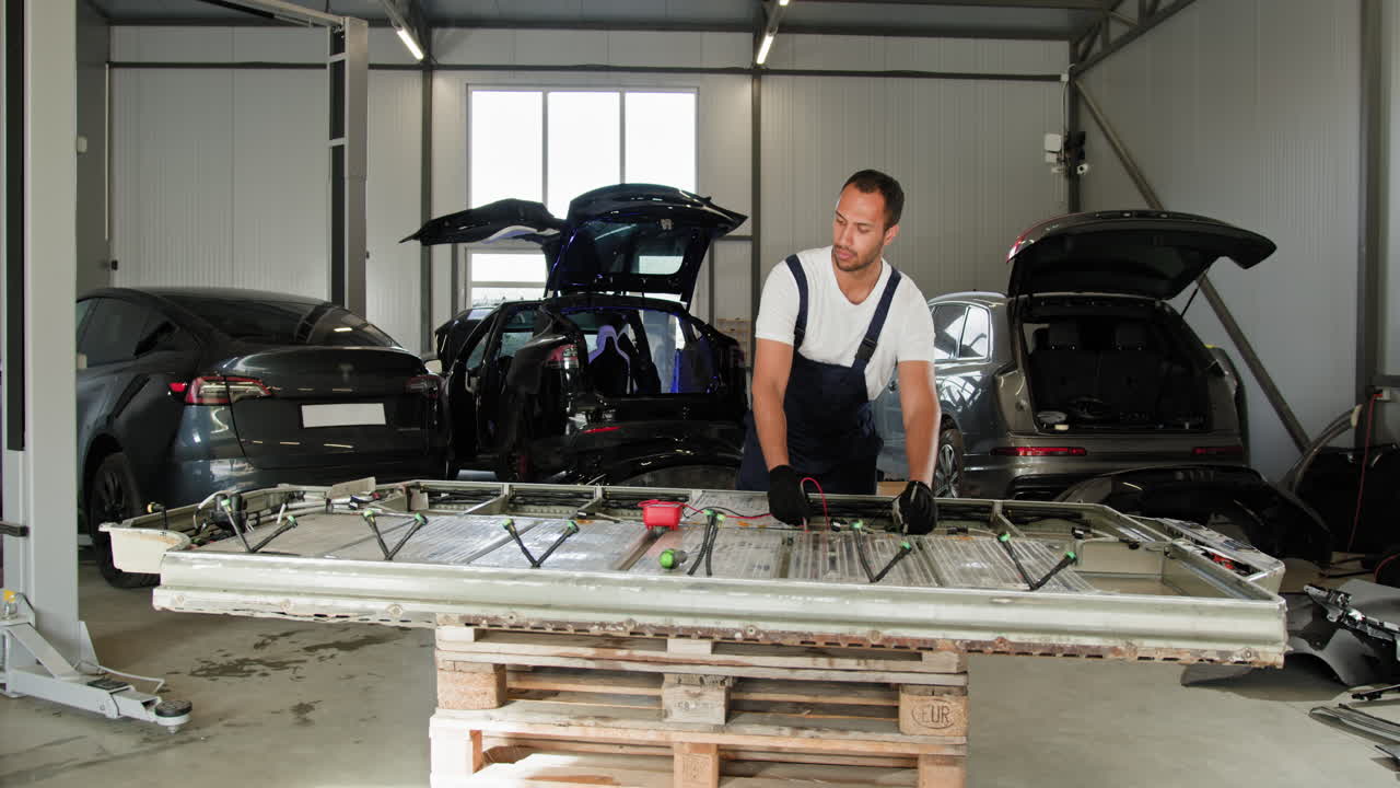 reparación de baterías de vehículos eléctricos en un garaje