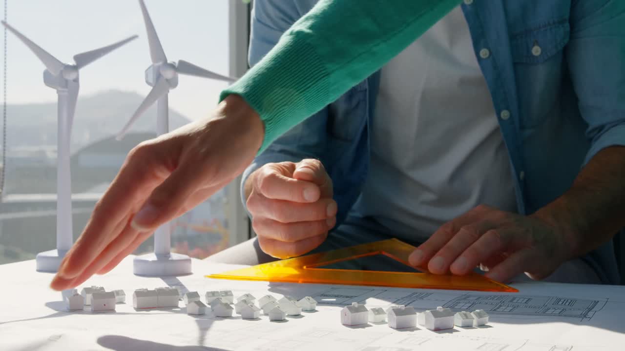 비즈니스 사람들의 중간 섹션은 사무실 4k에서 청사진을 논의하고 있습니다.