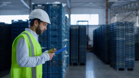 Trabajador-De-Almacén-Inspeccionando-Cajas-Antes-Del-Envío-Analizando-El-Proceso-De-Trabajo