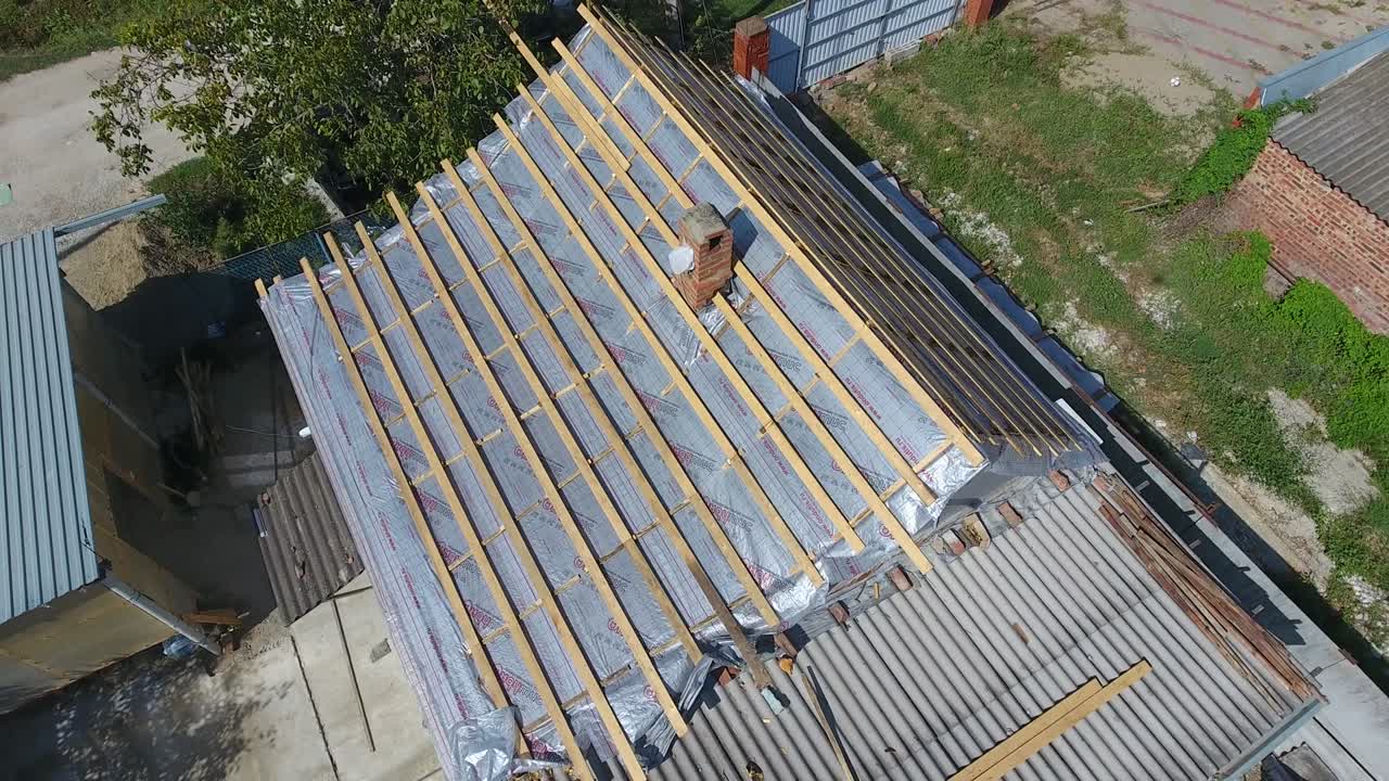 reparación del techo de la casa. aislamiento de humedad bajo el metal.