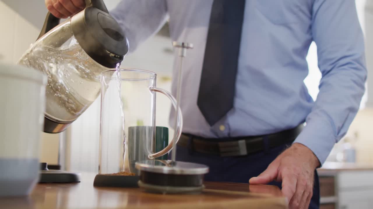 hombre caucásico feliz pasando un tiempo de calidad en casa solo.
