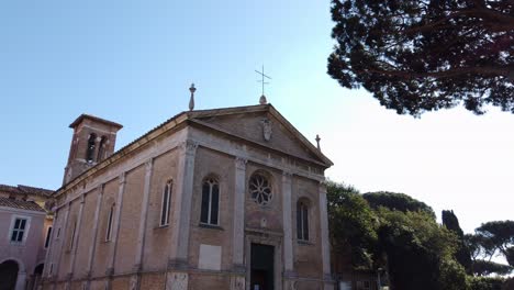 Vista-De-La-Catedral-De-Sant&#39;aurea,-Una-Iglesia-Ubicada-En-El-Pueblo-Medieval-De-Borghetto-Di-Ostia-Antica-En-Las-Afueras-De-Roma