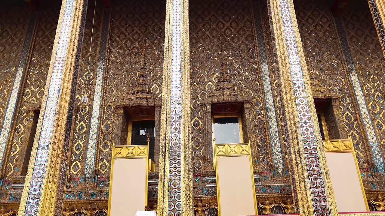 подробный вид украшенной архитектуры храма