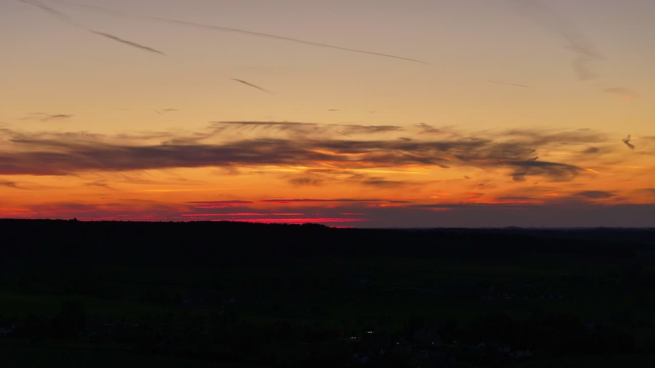 림부르크 지방 에 있는 네덜란드 의 바알스 마을 위 에 기분 이 좋지 않은 일몰