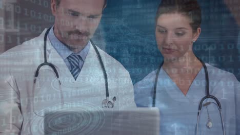 animación del procesamiento de datos sobre médicos caucásicos