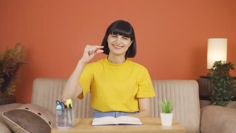 The-woman-making-the-small-sign-with-her-hand.